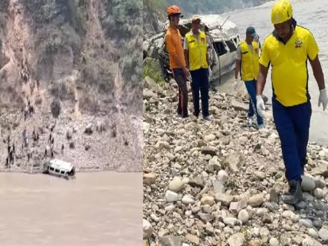 Uttrakhand hadsa: घूमने जा रहे यात्रियों का वाहन नदी में गिरा, 14 मरे