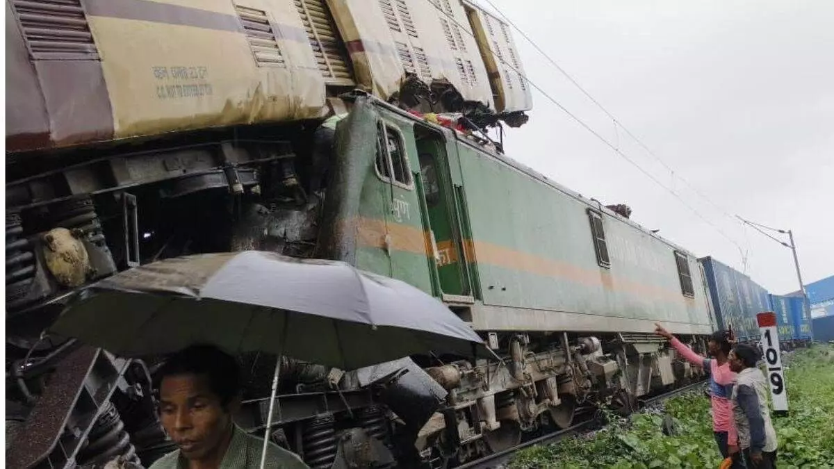 Train Accident:एक्सप्रेस ट्रेन और मालगाड़ी में भीषण टक्कर,कईयों की मौत