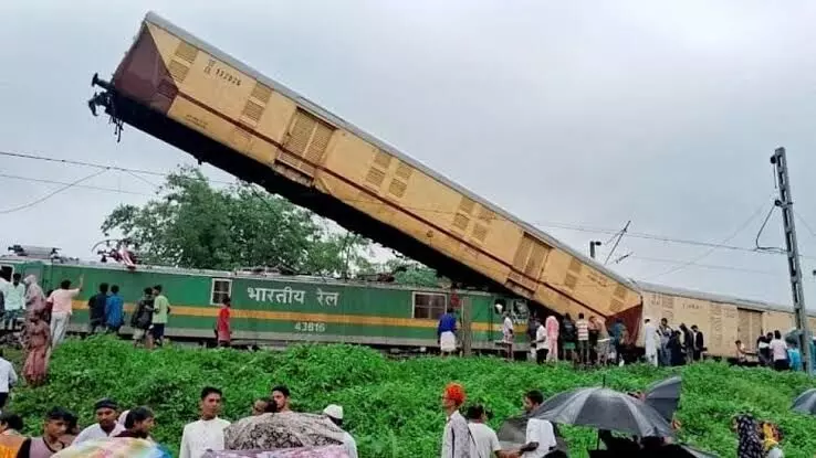 Darjiling Train Accident: बाइक से रेलमंत्री पहुंचे घटनास्थल,अब तक 15 मरे,60 घायल