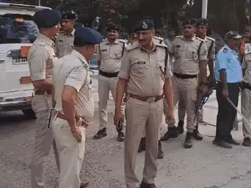 बैंक लूटेरे और पुलिस में मुठभेड़, दोनों तरफ से हुई गोलीबारी के बाद दो लूटेरों को लगी गोली