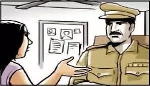 महिला ने थाने में किया तांडव, तीन पुलिसकर्मियों सहित चार को दांत काटकर कर दिया लहूलुहान