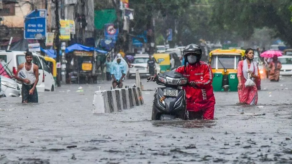 109 लोगों की गयी जान: कई जगहों पर स्कूल-कॉलेज बंद, भीषण बारिश की चेतावनी, कई जगहों पर जनजीवन अस्त-व्यस्त