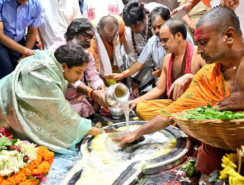 हेमंत सोरेन LIVE: सावन से पहले पत्नी के साथ बाबा मंदिर पहुंचे मुख्यमंत्री, भगवान भोले की कर रहे हैं पूजा अर्चना