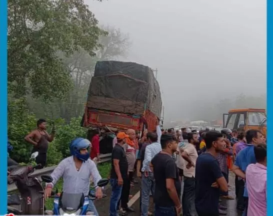 Ramgadh Road Accident: ब्रेक फेल  ट्रेलर ने बस समेत 3 गाड़ी में मारी टक्कर,  कंडक्टर समेत 7 गंभीर घायल