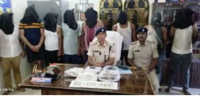 पुलिसवाले ही निकले लूटेरे : 2 जवान सहित 8 आरोपी गिरफ्तार, इस तरह से देते थे वारदात को अंजाम