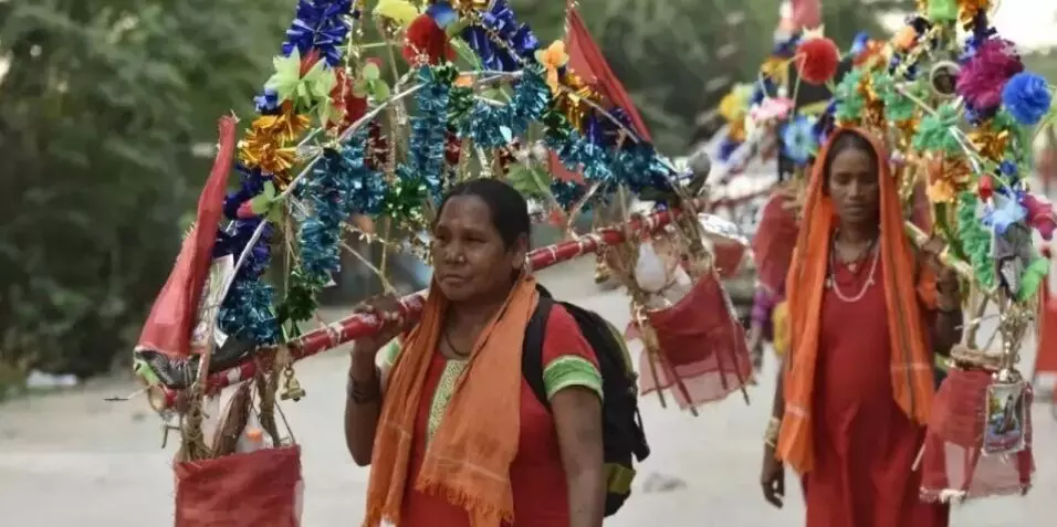 कांवड़ देख रही थी पत्नी, भड़का शराबी पति, काट लिया गाल, कांवड़ियों ने जमकर कर दी धुनाई