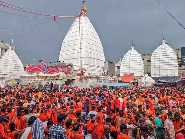 देवघर में उमड़ा शिव सैलाब:  वाहन चालक की मनमानी और अव्यवस्था से नाराज शिव भक्तों ने किया सड़क जाम, सड़क पर बैठे शिव भक्त...देखें VIDEO