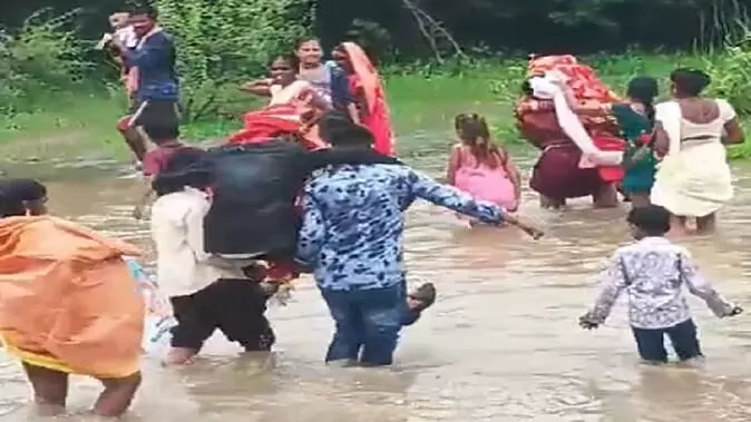 VIDEO - दुल्हा-दुल्हन को गोद में उठाकर कराया नदी पार, बारात गयी तो सूखी थी नदी, लौटे तो आ गया था बाढ़...