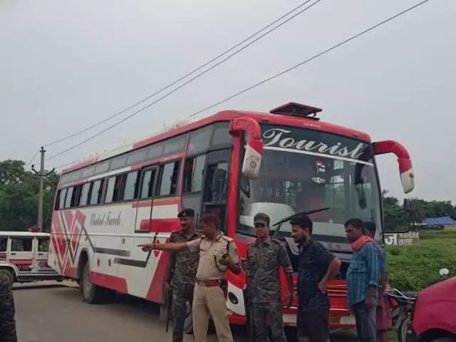 कावड़ियों से भरी बस में दौड़ा हाई वोल्टेज करंट: भैया मैं पैदल नहीं चल पाऊंगी... बहन का कावड़ रखने बस की छत पर चढ़ा भाई, हो गया बड़ा हादसा