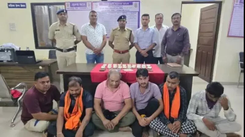 कांग्रेस पार्षद के घर जुआ सट्टा का बड़ा दांव, पुलिस ने मारा छापा, आधा दर्जन जुआरियों समेत 10 लाख रुपए जब्त