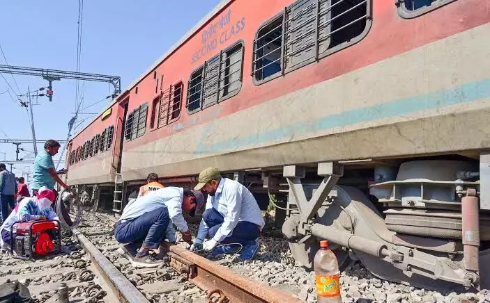 Train Accident video :  साबरमती एक्सप्रेस के 22 डिब्बे पटरी से उतरी, मची अफरा तफरी