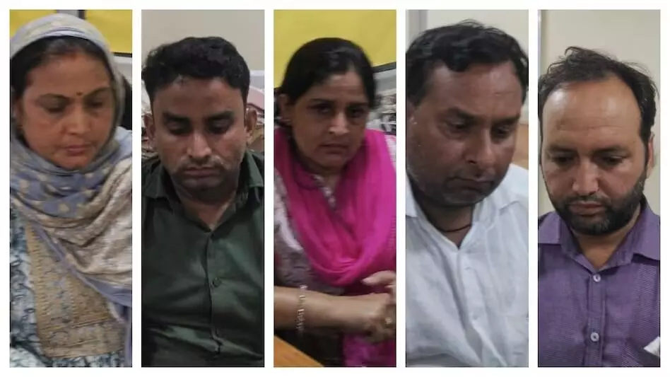 चड्डी में छुपा लिये घूसखोरों ने पैसे: ACB ने मारा छापा, तो 2 महिला अफसर सहित 6 अफसर 1.50 लाख घूस लेते पकड़ाये, दो ने जंघिया में छुपाया...