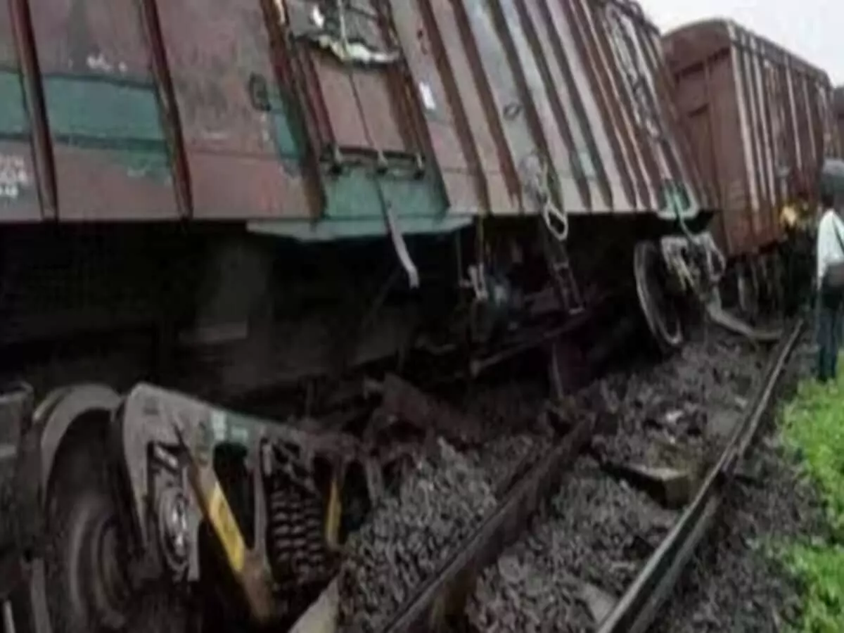 Train Accident : झारखंड में बड़ा हादसा, ट्रेन दुर्घटनाग्रस्त.. कई डब्बे पटरी से उतरे