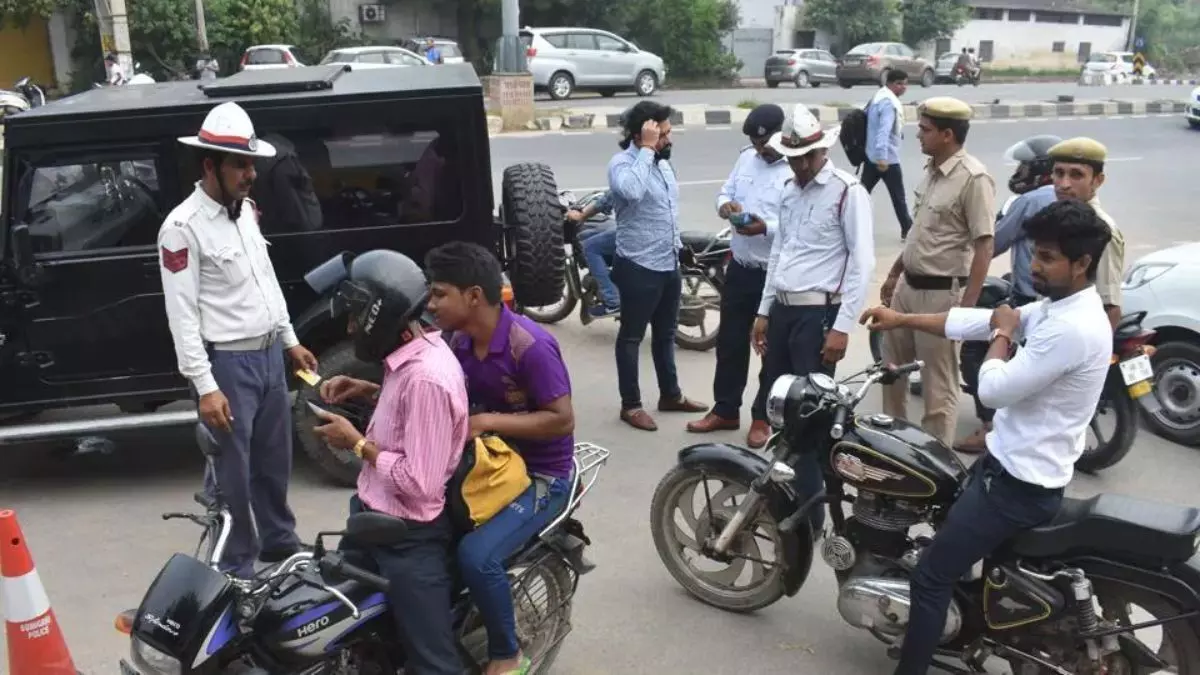 सावधान! बाइक-स्कूटी चलाने वालों के लिए लागू हो गया है नियम, इस नियम का करना होगा पालन, नहीं तो लाइसेंस होगा जब्त और 1035 रुपये लगेगा जुर्माना