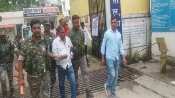 ACB की बड़ी कारवाई: घूस लेते स्वास्थ्यकर्मी को रंगे हाथ पकड़ा, मोहरा या मुख्य आरोपी? ...गिरफ्तार कर्मी ने किया बड़ा खुलासा