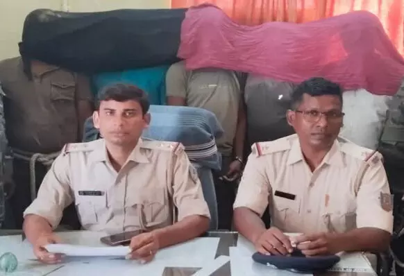 झारखंड: बाल-बाल बचे थाना प्रभारी और पुलिसकर्मी, चेकिंग के दौरान ट्रक रोकवाने की कोशिश की, तो, ड्राइवर ने गाड़ी से रौंदने की....