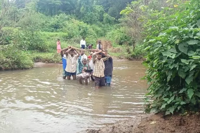 अपनी सरकार की उपलब्धि बखान करने वाली हेमंत सोरेन देखिए: बीमार पिता को टोकरी में टांग कर ले जाने को हम हैं मजबूर...