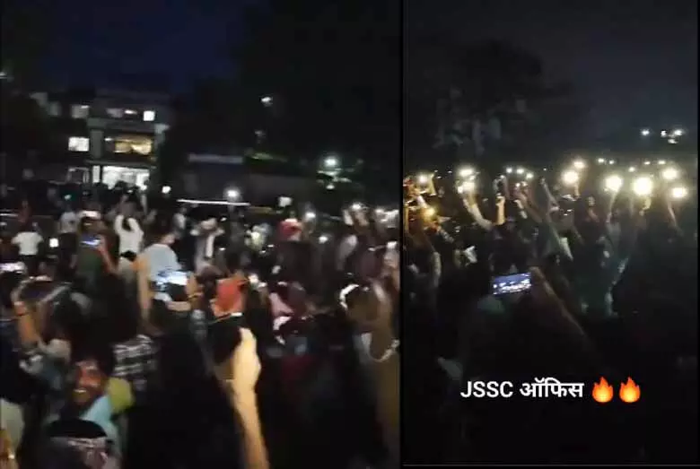 VIDEO : JSSC कार्यालय के बाह मोबाइल की रोशनी जलाकर डटे रहे अभ्यर्थी,  सीजीएल परीक्षा रद्द कराने को लेकर अभ्यर्थियों का गुस्सा भड़का