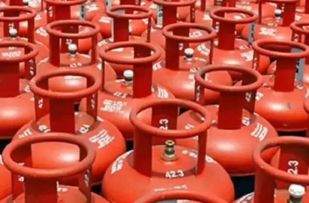 त्योहारों से पहले जनता को झटका, LPG सिलेंडर के बढ़े दाम