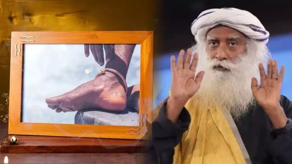 Sadhguru Feet Photo Viral : विवाद के बीच भी 3200 रुपये में बिक रही सद्गुरु के पैरों की तस्वीर