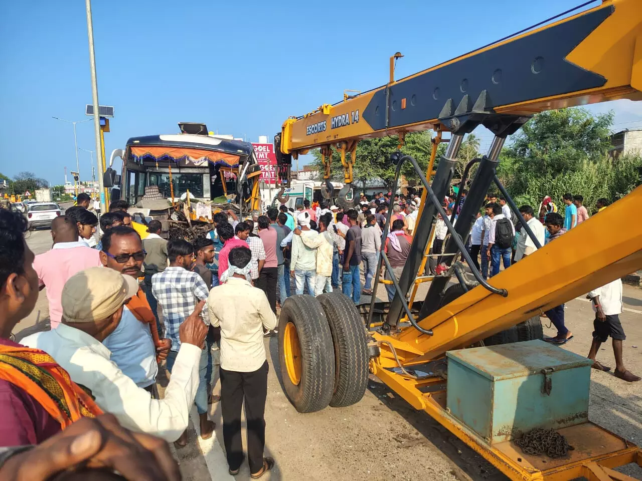 ब्रेकिंग: जवानों से भरी बस और ट्रक में भीषण टक्कर, कई महिला सिपाही समेत 15 जवानों की हालत गंभीर