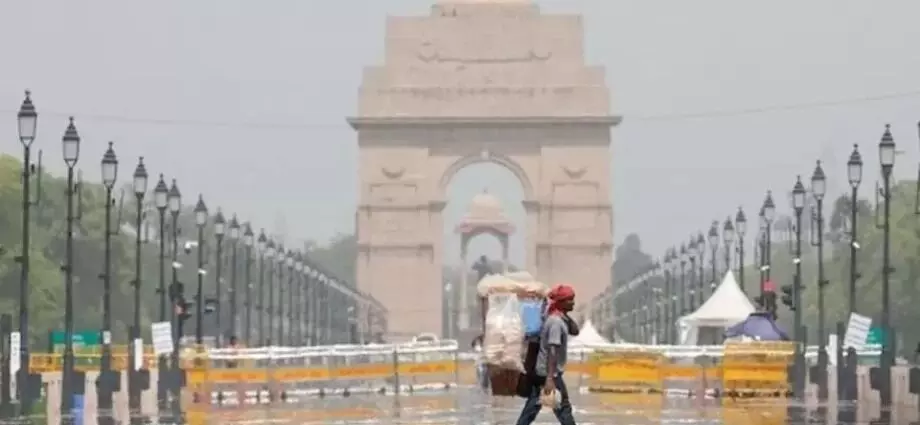 Aaj Ka Mausam: दिल्ली में ठंड की दस्तक और दक्षिण में बारिश का कहर, पढ़ें लेटेस्ट वेदर अपडेट्स