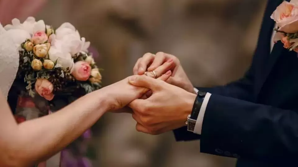 क्या होता है Pleasure Marriage? आखिर क्यों इस देश में महिलाएं कर रही हैं पर्यटकों से शादी