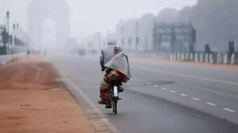 Aaj Ka Mausam: दिल्ली में गुलाबी ठंड, इन राज्यों में होगी बारिश; पढ़ें वेदर अपडेट