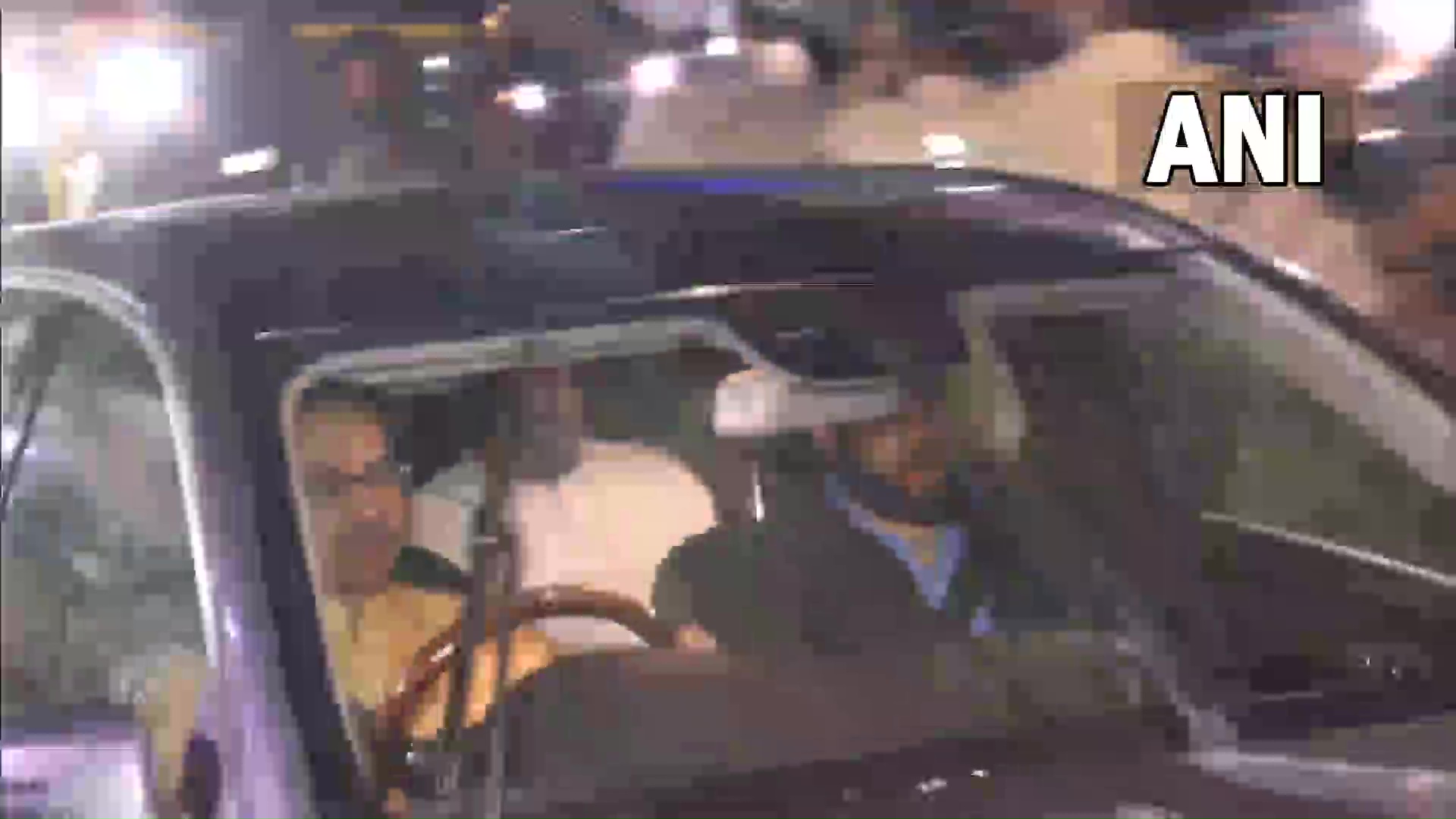VIDEO देखिये : मुख्यमंत्री खुद कार चलाकर पहुंचे इस्तीफा देने....मंत्री बेटे को कार में सामने की सीट पर बैठाया....1 जुलाई को नये CM लेंगे शपथ
