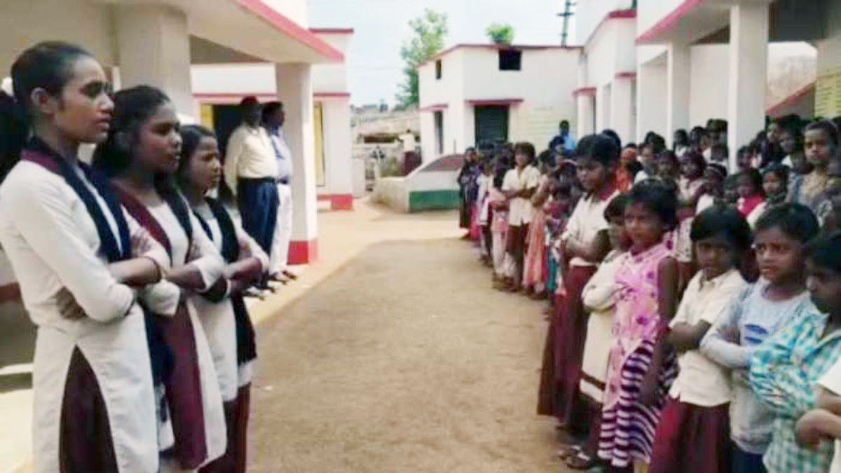 शिक्षकों की छुट्टी : स्कूल में प्रार्थना बदलने और हाथ नहीं जोड़ने के मामले में दो शिक्षक नपे...DEO ने हटाने का दिया आदेश