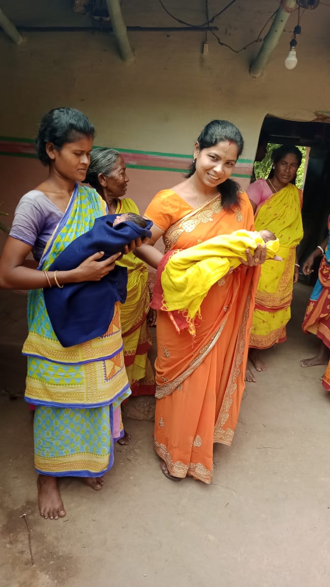 लक्ष्मी पूजा के अवसर पर जुड़वां पुत्री को आशीर्वाद एवं नामकरण करने पहुंची क्षेत्र की उप प्रमुख कविता साव