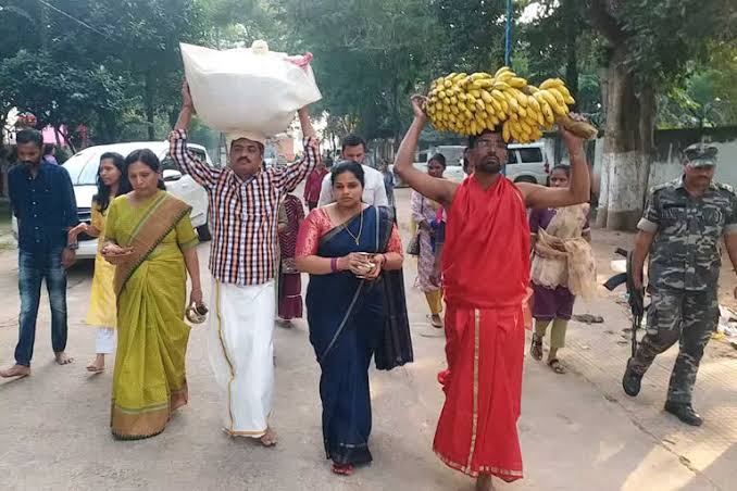 धनबाद की ग्रामीण एसपी रिष्मा रमेशन ने की छठ पूजा....तो लातेहार एसपी ने अपने सर पर उठाया दउरा... दृश्य देखकर लोग रह गए......