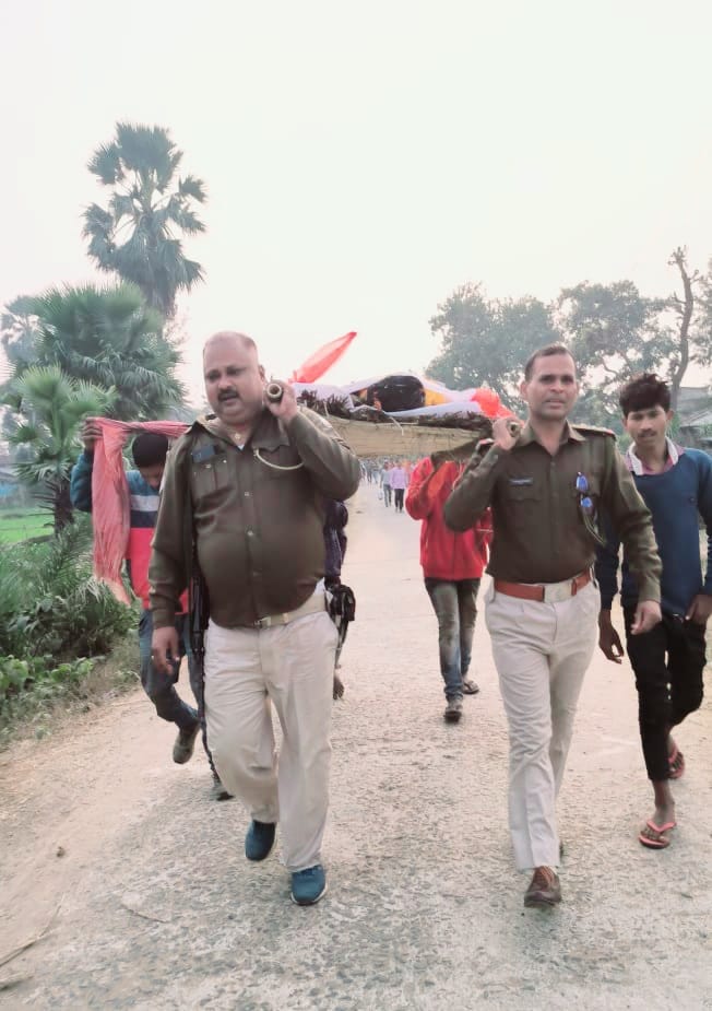 VIDEO : झारखंड पुलिस के इस VIDEO को देख आप भी करेंगे सैल्यूट.... महिला की अर्थी में दो कंधे पड़ गये कम, तो पुलिस ने दिया कांधा....