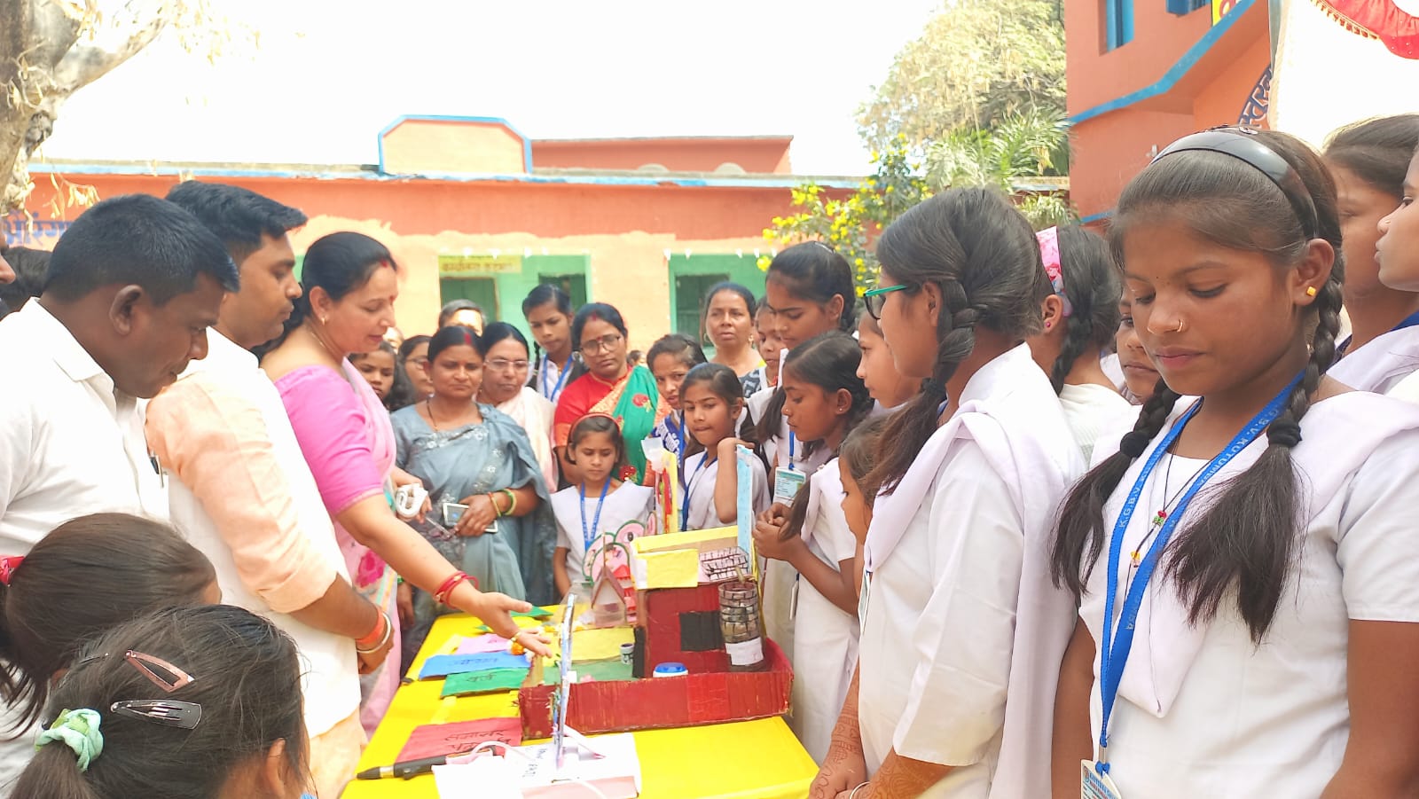 विज्ञान एवं गणित प्रदर्शनी में स्कूली बच्चों के बनाए एक से बढ़कर एक मॉडल रहे गए सभी आश्चर्चचकित