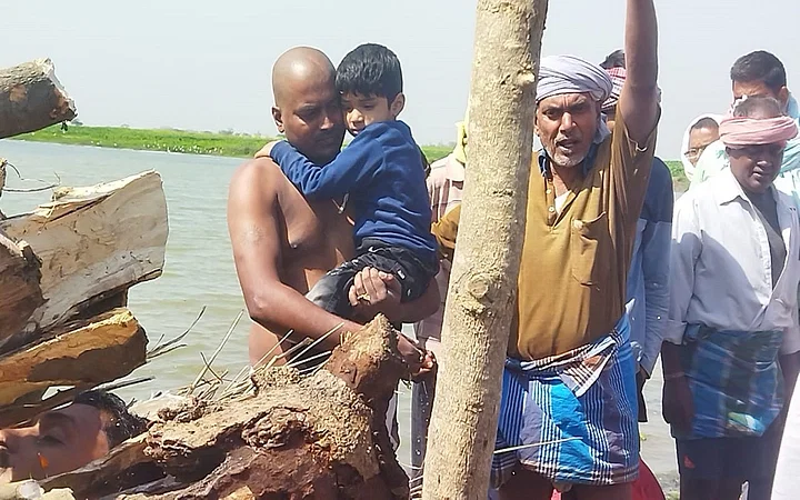 Deoghar: मुठभेड़ में शहीद रवि मिश्रा व संतोष यादव का गंगा तट पर अंतिम संस्कार, मासूम बेटों ने दी मुखाग्नि