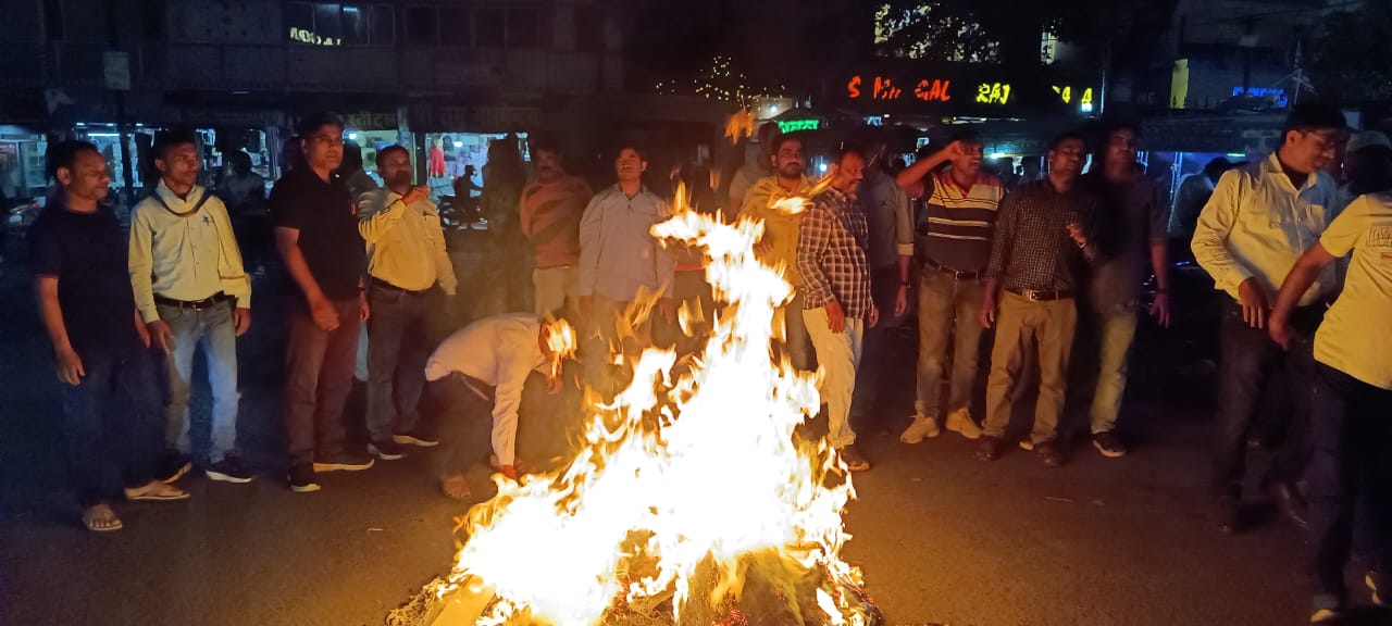 कृषि मंत्री के पुतला दहन के साथ उग्र हुए राज्य भर के जनसेवक, 28 अप्रैल को होगा राज्यव्यापी आंदोलन…