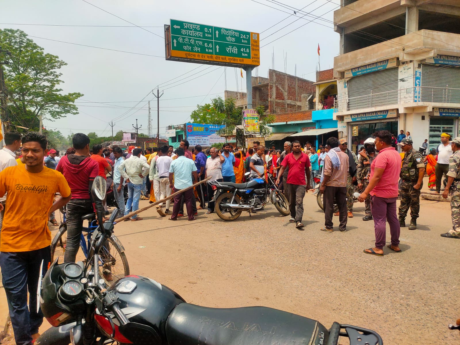 टीकाकरण के बाद बच्चे की मौत : परिजनों ने डॉक्टर पर लगाया लापरवाही का आरोप.. CHC में किया जमकर हंगामा.. देखें VIDEO