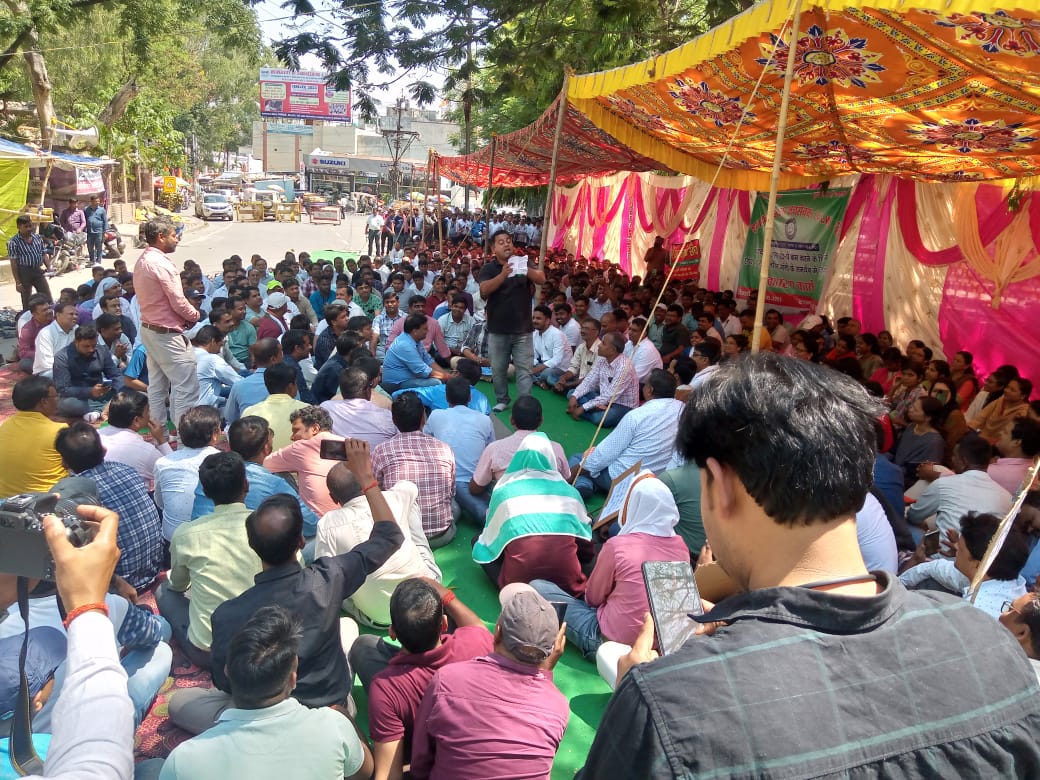 ग्रेड पे घटाने के विरोध में जनसेवक संघ ने दिया धरना, आंदोलन में पहुंचे कर्मचारी संगठन ने कहा - जल्द वापस ले तुगलकी फरमान अन्यथा होगा उग्र आंदोलन