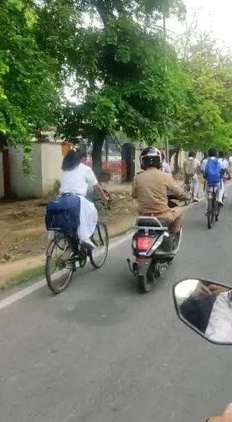 छेड़छाड़ का आरोपी सिपाही गिरफ्तार : स्कूल से लौट रही छात्रा से कर रहा था छेड़छाड़, होगी बर्खास्तगी...देखें Video