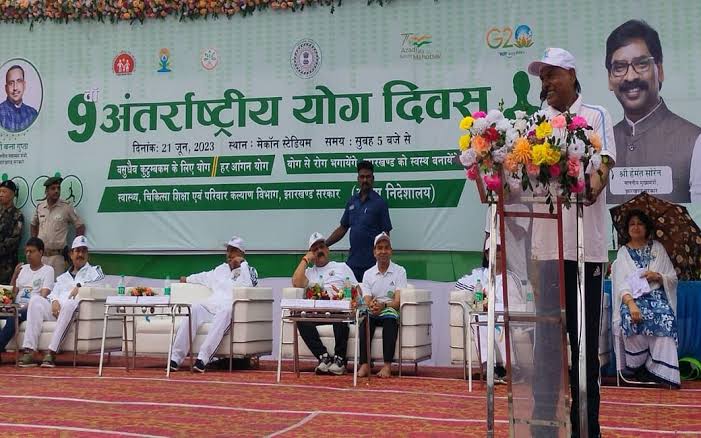 Yoga Day : रांची के मेकॉन स्टेडियम में एक साथ 4 हजार लोगों ने किया योग, कई मंत्री विधायक हुए शामिल, देखें Video