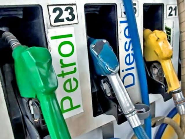 Petrol diesel Price : पेट्रोल डीजल के दाम में आई कमी, जानें आज क्या है रेट