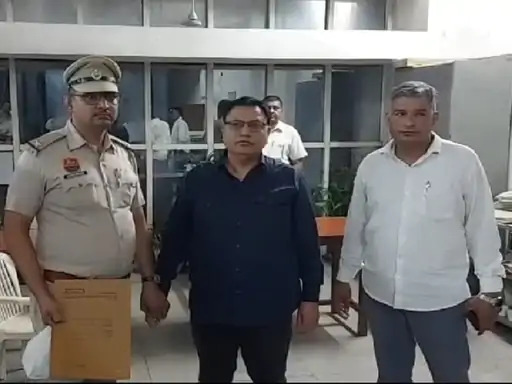 घूसखोर अफसर गिरफ्तार : असिस्टेंट सेकरेट्री को 2.89 लाख रिश्वत की रकम के साथ किया गया गिफ्तार, पैसा लेकर घर जाते पकड़ाया