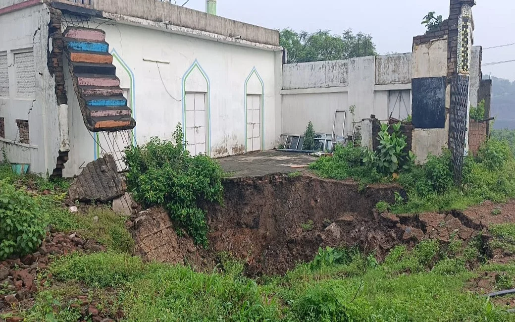 धनबाद में फिर तेज आवाज के साथ भू धंसान :  जमींदोज हुआ मस्जिद, तीन दिन पहले भी बना था गोफ