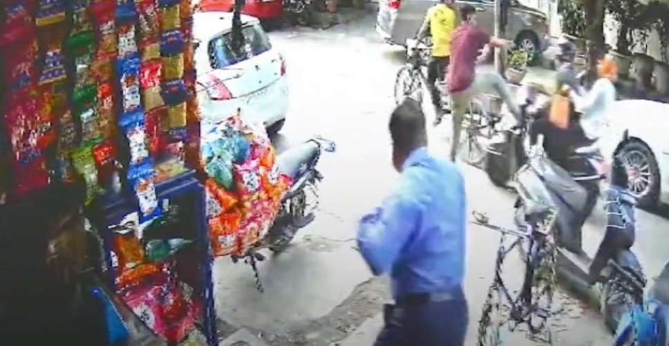 दौड़ कर आया पुलिसवाला और मारी लात, जानें इस ASI के क्यों हो रहे है चर्चे, देखें Video