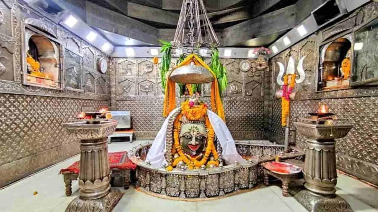 महाकाल मंदिर में ड्रेस कोड अनिवार्य, जानिये पुरुषों और महिलाओं के लिए क्या पहनना होगा अब जरूरी, जानिये क्या बदला नियम