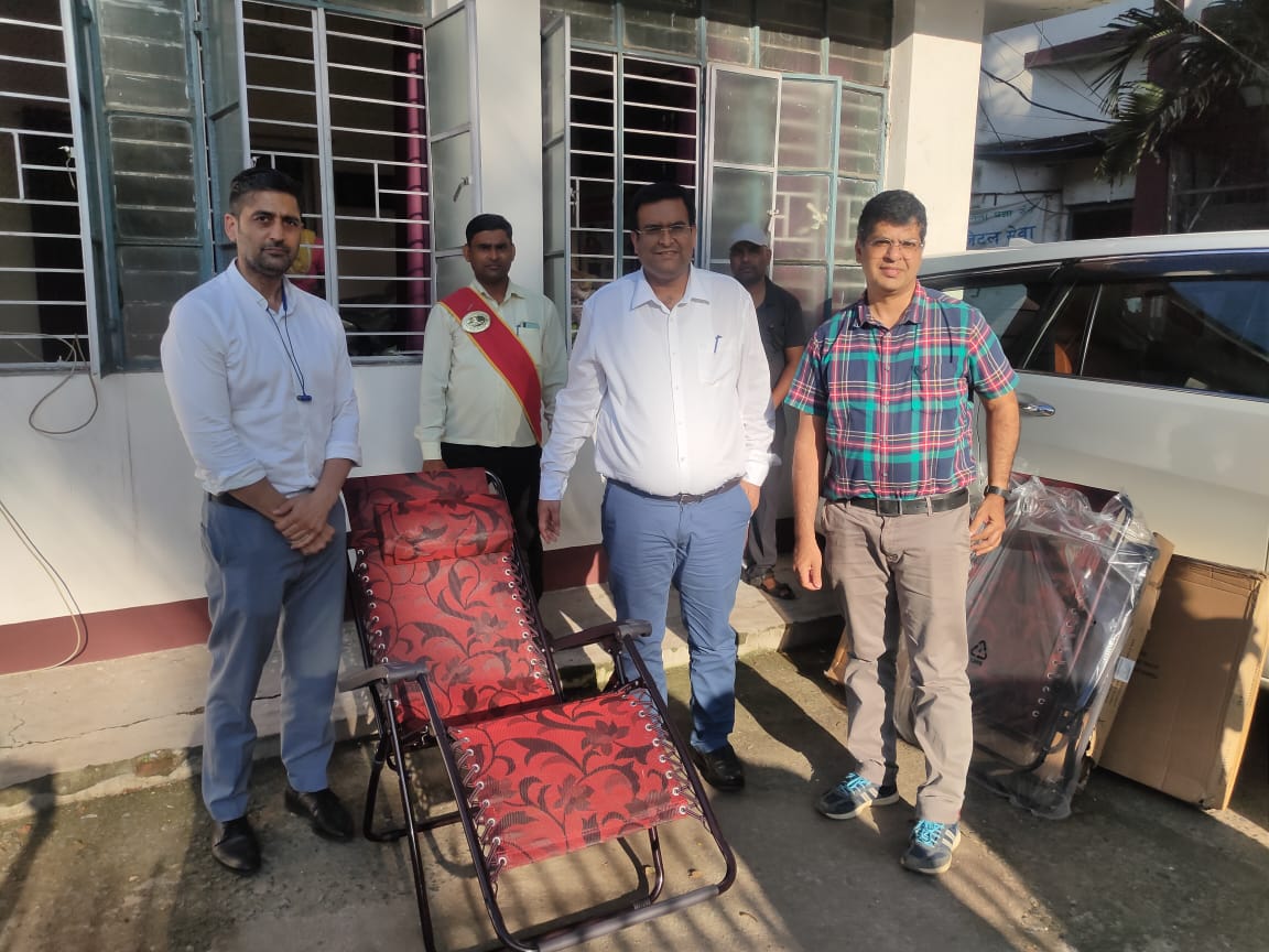 रक्तदान शिविर लगाना हुआ आसान, पैराडाइज संस्था ने DC को सौंपे Outdoor Blood  Doner Recliner