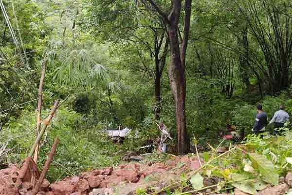 रांची से नेतरहाट घूमने जा रहे दोस्तों की कार 300 फीट गहरी खाई में गिरी,1 की मौत, 4 गंभीर घायल