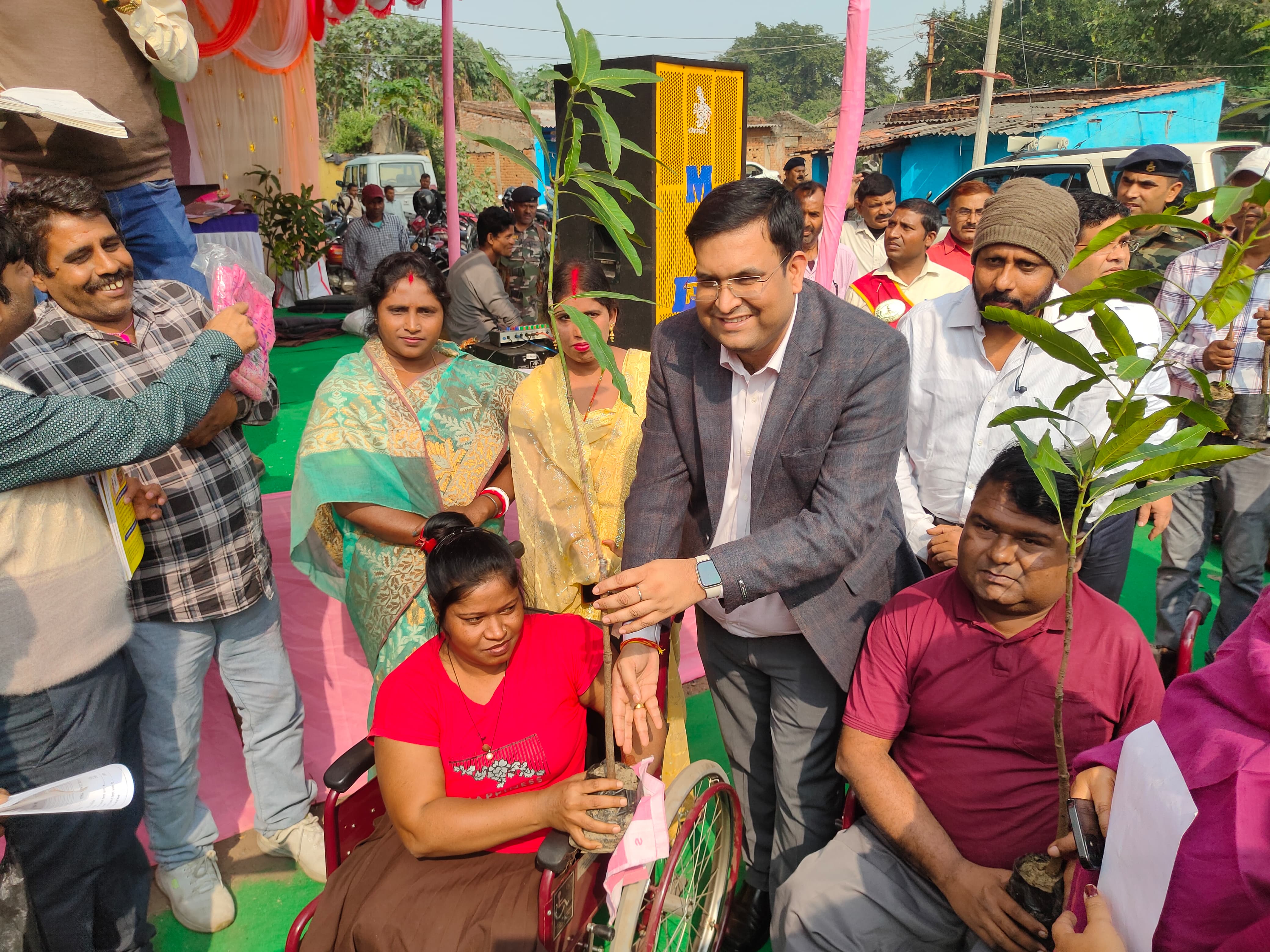 आपकी योजना - आपकी सरकार -आपके द्वार कार्यक्रम की उपायुक्त ने की शुरुआत..व्हीलचेयर, धोती साड़ी, साइकिल, कंबल, पौधे का किया वितरण