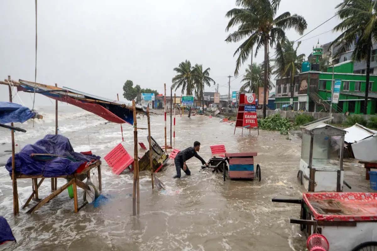 तूफान रेमल से मौत का तांडव,  15 से ज्यादा लोगों की हुई मौत, कई जगहों पर पेड़ गिरे, घरों में घुसा पानी