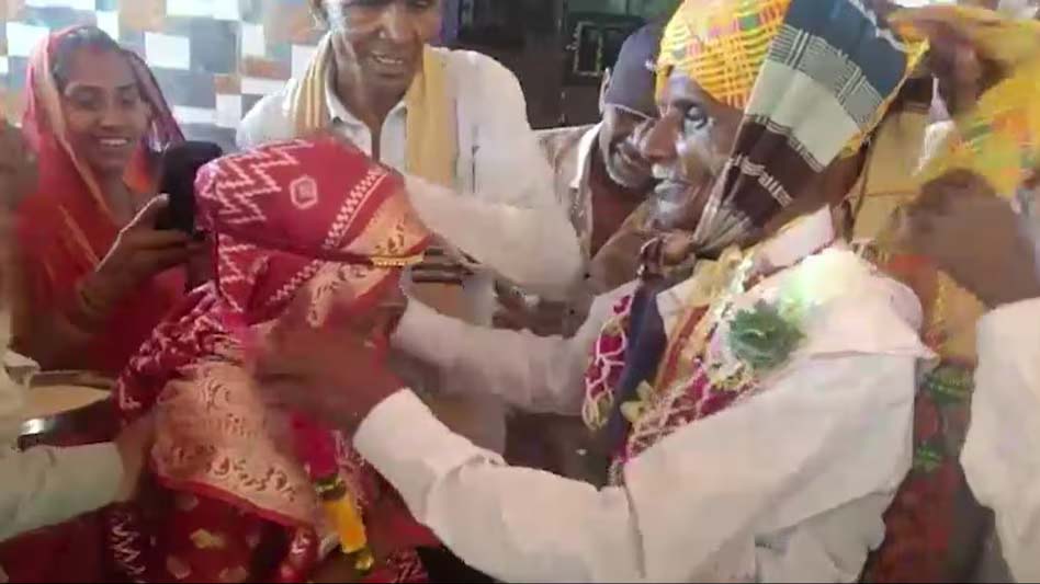75 साल के बुढ़े ने की 60 साल की महिला से शादी, बेटी ने करायी पिता की शादी, चर्चा में है बुजुर्ग जोड़े की ये शादी